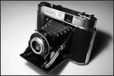 用臺(tái)燈簡(jiǎn)單布光，在家為古董相機(jī)拍出專業(yè)寫(xiě)真 提升銷(xiāo)售與技術(shù)服務(wù)的實(shí)用指南